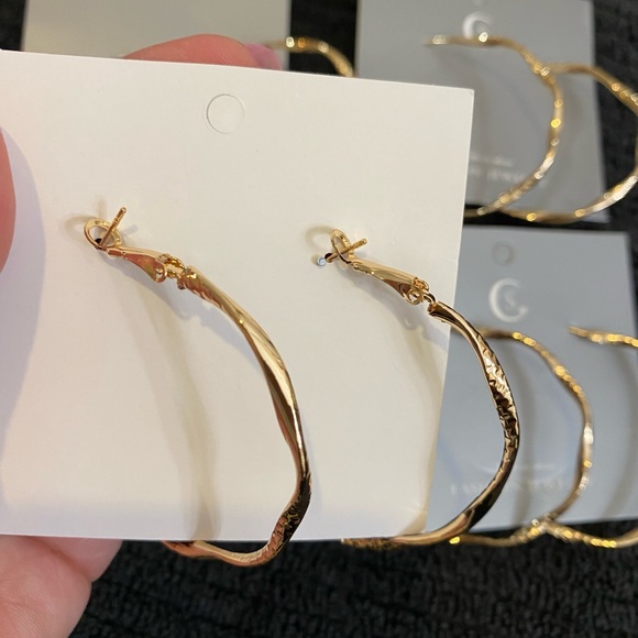 6 sets of new hoop earrings. - Picture 2 of 3